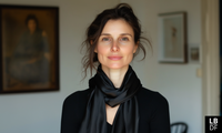 Comment mettre un foulard autour du cou pour femme ?